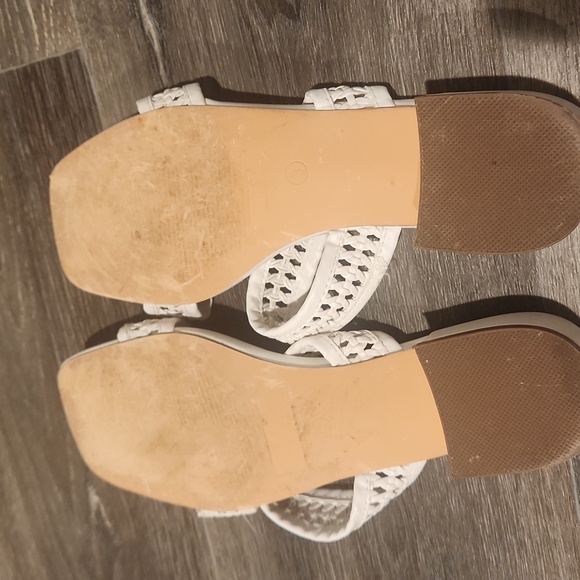 SIZE 9 WHITE SANDALS - Picture 4 of 5
